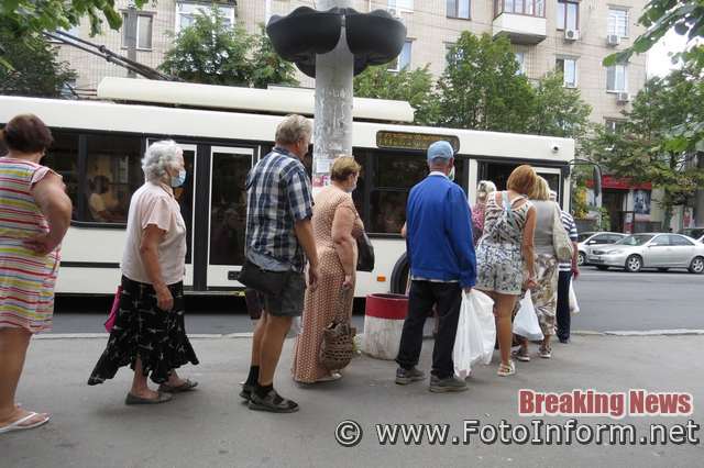 У Кропивницькому на зупинках містяни вишукуються у довгі черги (ФОТО)